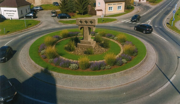 Obyvatelé rozhodli, chtějí nazdobit kruháč a udělat z něj vstupní bránu do města