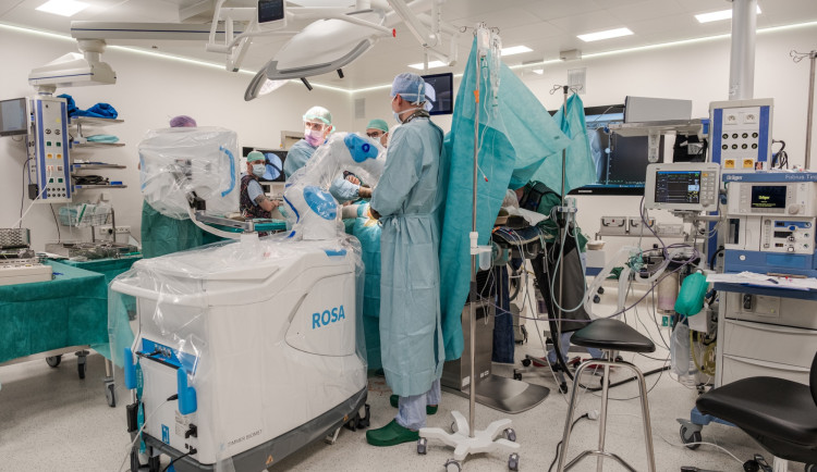 S oboustrannou výměnou kloubů pomáhají v budějcké nemocnici roboti