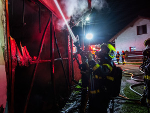 Požár v Paskově zaměstnal čtyři jednotky hasičů, jeden z nich se zranil