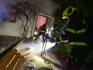 Požár v Paskově zaměstnal čtyři jednotky hasičů, jeden z nich se zranil