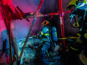 Požár v Paskově zaměstnal čtyři jednotky hasičů, jeden z nich se zranil