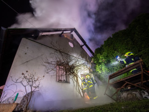 Požár v Paskově zaměstnal čtyři jednotky hasičů, jeden z nich se zranil