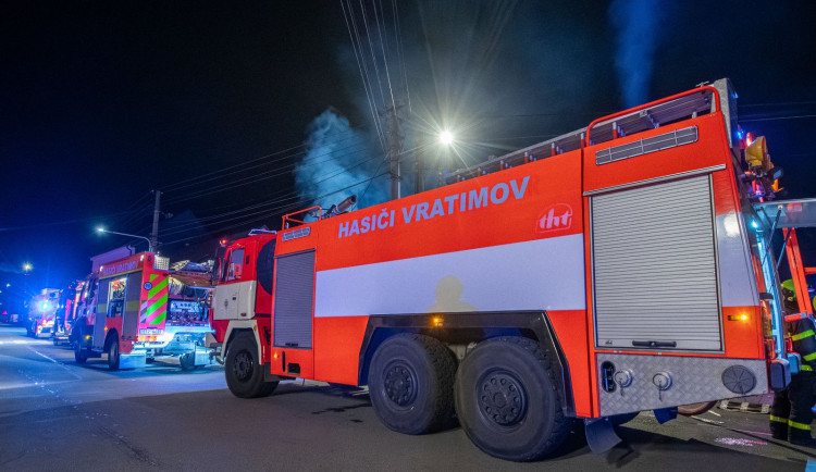 Požár v Paskově zaměstnal čtyři jednotky hasičů, jeden z nich se zranil.