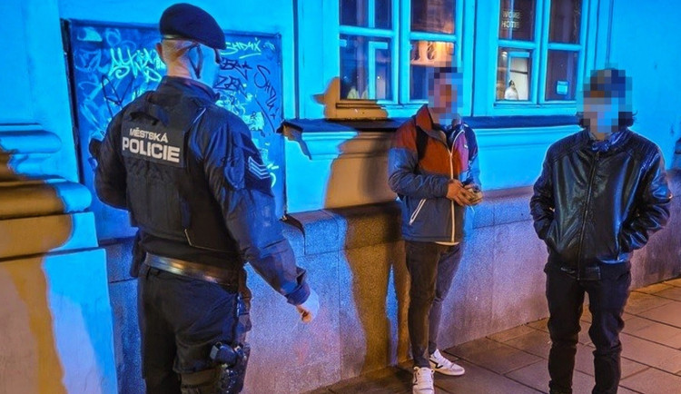 Dvojice cizinců řádila s fixem v centru města, jejich odůvodnění bylo prazvláštní