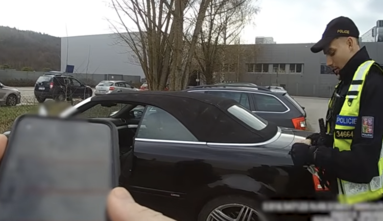 VIDEO: Muž se zákazem řízení si vyrazil v kabrioletu, policii daleko neujel