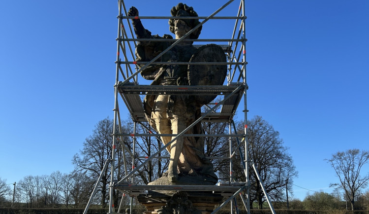 Na Kuksu začalo restaurování barokní sochy Velkého křesťanského bojovníka