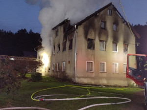 Požár rodinného domu v Nové Roli zaměstnal sedm jednotek hasičů