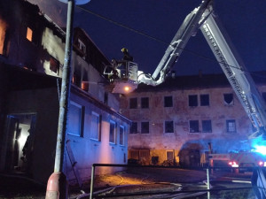 Požár rodinného domu v Nové Roli zaměstnal sedm jednotek hasičů