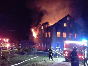 Požár rodinného domu v Nové Roli zaměstnal sedm jednotek hasičů