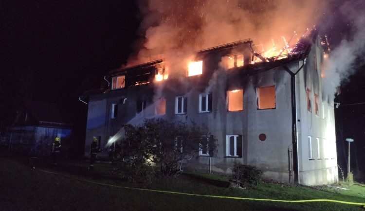 Požár rodinného domu v Nové Roli zaměstnal sedm jednotek hasičů.