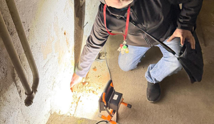 Tajemná místnost pod Bredou. Stoletý objekt dál odhaluje svou skrytou minulost.