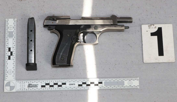 Muž s pistolí přepadl benzínku v Litovli. Čerpadlářka trvala na zaplacení lahve rumu