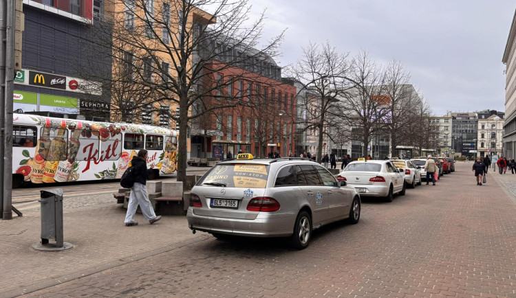 Stanoviště taxi u terminálu MHD zmizí, rozhodnutí města nezměnila ani petice