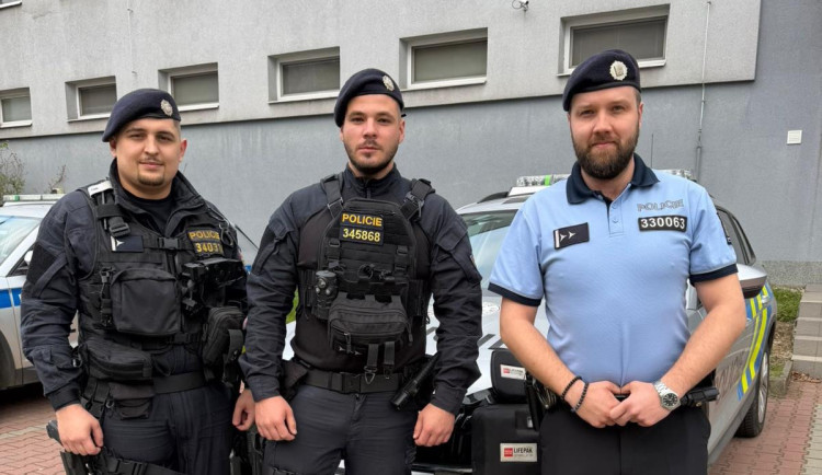Senior měl infarkt na služebně v Orlové. Policisté mu zachránili život