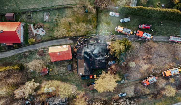 VIDEO: Na Frýdecko-Místecku hořela roubenka, hasičům chyběla voda