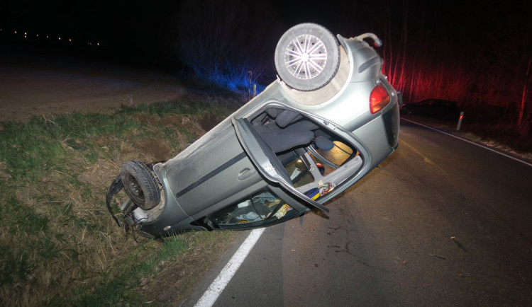 Osmnáctiletý mladík u Vikýřovic dupl na plyn a auto převrátil na střechu. Naštěstí se nikdo nezranil