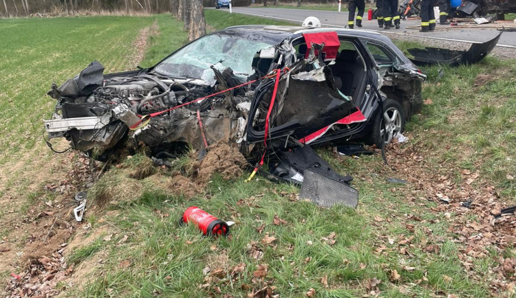 Čelní střet auta s traktorem zablokoval silnici mezi Hradcem a Lodhéřovem