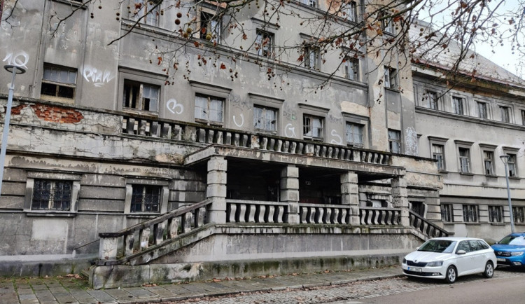 Naprostá politická poprava, opozice ostře komentuje výsledky auditu k městským lázním