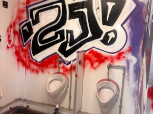 Fanoušci brněnské Zbrojovky posprejovali záchody Opavy. Škodu za 300 tisíc řeší policie