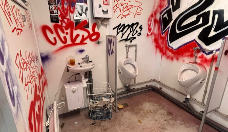 Fanoušci brněnské Zbrojovky posprejovali záchody Opavy. Škodu za 300 tisíc řeší policie