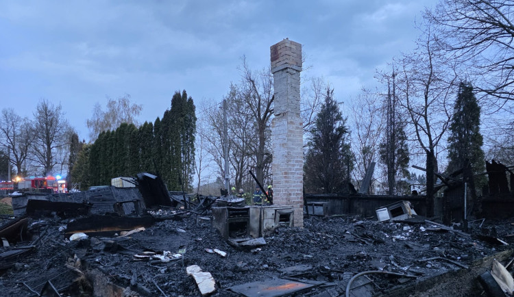 Požár zcela zdemoloval chatu, zůstal po ní jen komín a obrovské škody