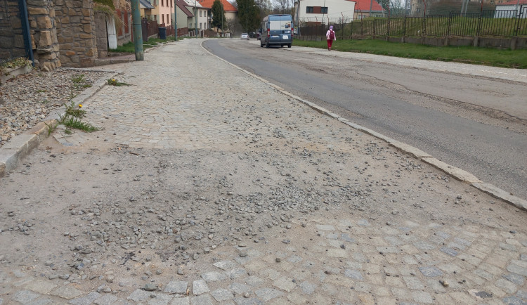 FOTO: V Rošického přestanou auta jezdit po chodníku. Radikální proměna ulice brzy začne