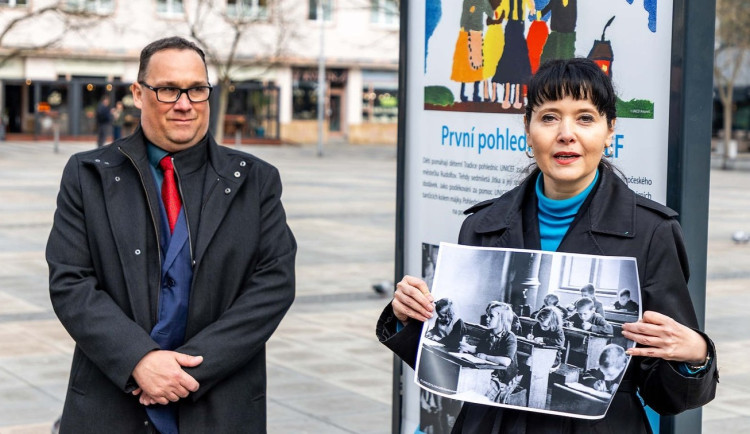 Po 80 letech se vrátila unikátní fotografie do Ostravy. UNICEF hledá děti ze snímku