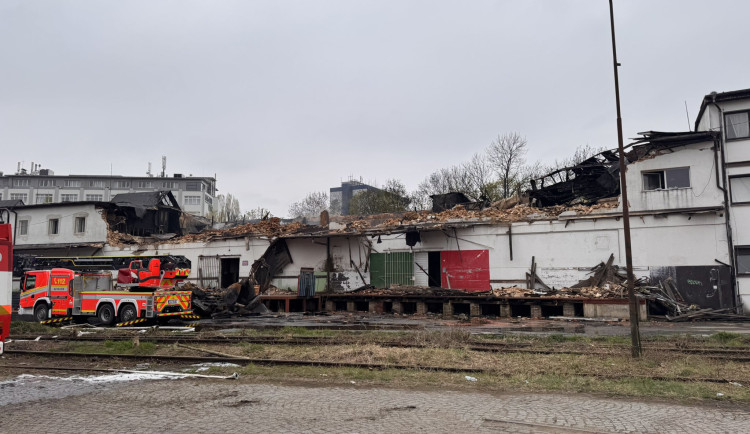 Hasiči druhým dnem zasahovali u vyhořelé ubytovny na Žižkově, škoda je pět milionů