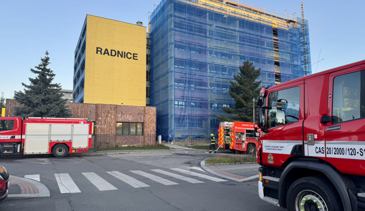 Úřad Prahy 15 začal týden po požáru fungovat v provizorním režimu