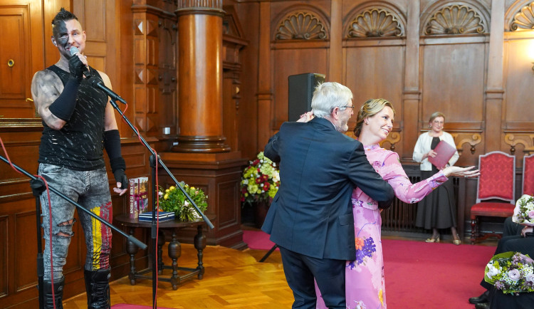 Medaile Liberce pro historičku Kateřinu Portmann. Podobné předání obřadní síň nepamatuje