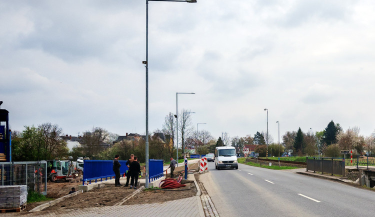 Gejzír z vodovodu i pád zdi. Stavba důležité stezky v Litovli nabrala takřka roční skluz