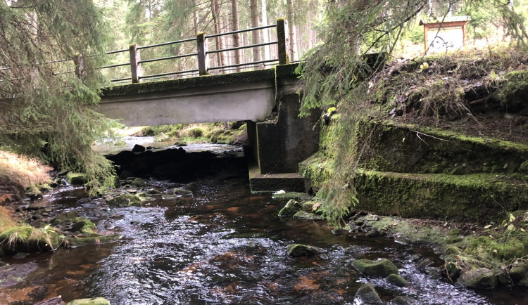 U Nových Hamrů začala uzavírka kvůli stavbě mostu, cyklisté ale projedou