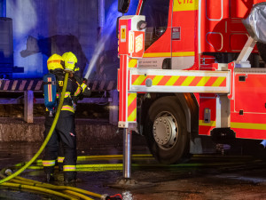 O život bojuje muž, který utrpěl rozsáhlé popáleniny při požáru v průmyslové hale