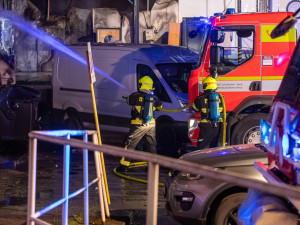 O život bojuje muž, který utrpěl rozsáhlé popáleniny při požáru v průmyslové hale