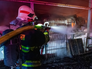 O život bojuje muž, který utrpěl rozsáhlé popáleniny při požáru v průmyslové hale