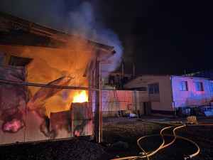 O život bojuje muž, který utrpěl rozsáhlé popáleniny při požáru v průmyslové hale