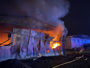 O život bojuje muž, který utrpěl rozsáhlé popáleniny při požáru v průmyslové hale