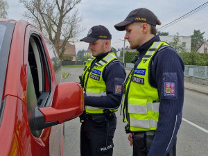 FOTO, VIDEO: Policisté v příhraničí zkontrolovali šest set aut a sedm set osob