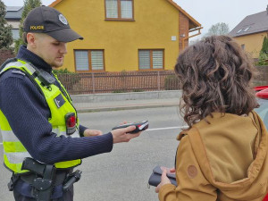 FOTO, VIDEO: Policisté v příhraničí zkontrolovali šest set aut a sedm set osob