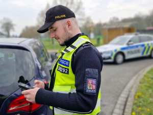 FOTO, VIDEO: Policisté v příhraničí zkontrolovali šest set aut a sedm set osob