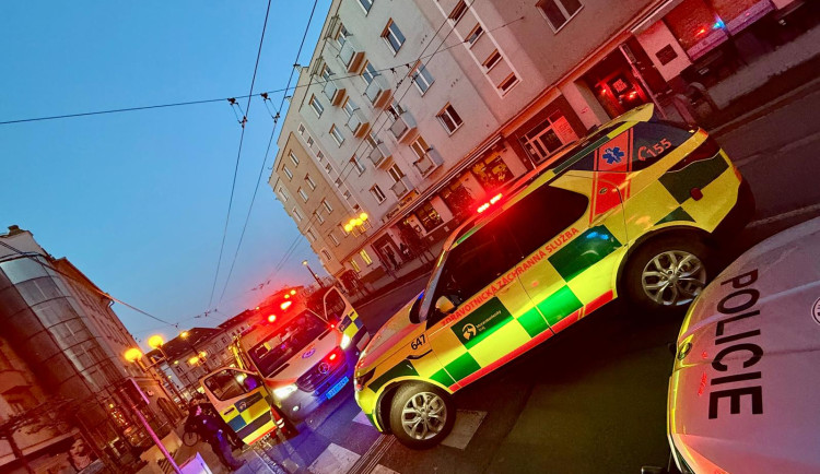 Muž zachraňoval z římsy svého domácího mazlíčka. Spadl a musel do nemocnice. Foto: ZZS MSK