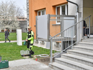 Bydlení bez bariér. Bohumín montuje další plošiny na sídlištích