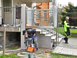 Bydlení bez bariér. Bohumín montuje další plošiny na sídlištích