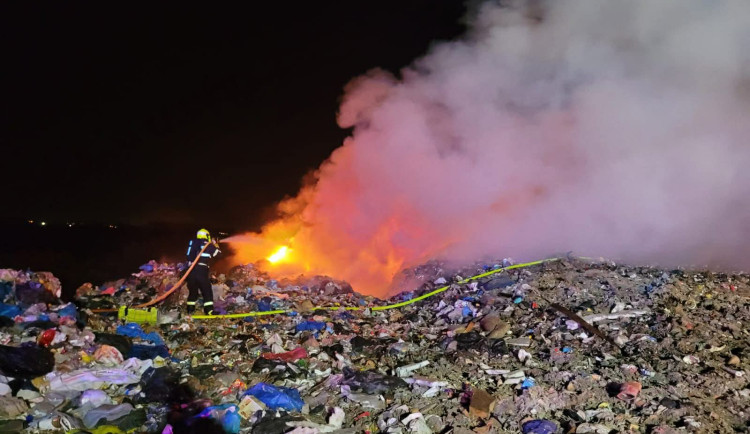 Hasiči od noci zasahují u požáru skládky v Bohumíně, lidé by neměli větrat. Foto: HZS Moravskoslezského kraje
