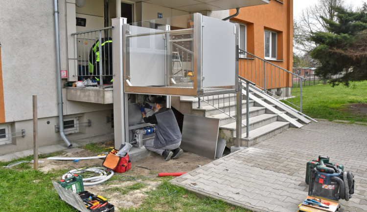 Bydlení bez bariér. Bohumín montuje další plošiny na sídlištích