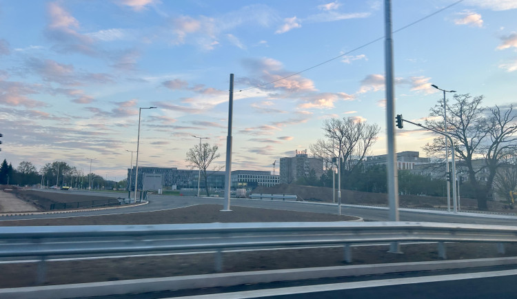 Přestavěná křižovatka Mileta  se otevře příští pondělí, o tři měsíce dříve