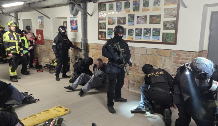 Vzpoura vězňů a rukojmí ve Věznici Plzeň. Složky IZS si vyzkoušely krizový scénář