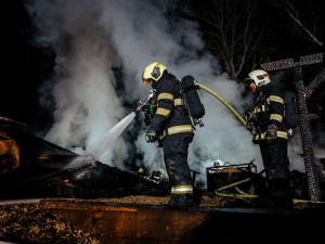 Noční požár v Čeladné. Hořela pila, škoda je za statisíce