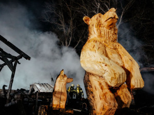 Noční požár v Čeladné. Hořela pila, škoda je za statisíce