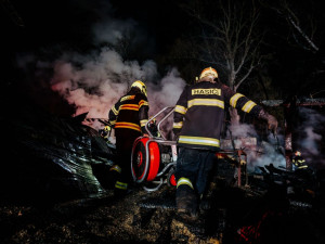 Noční požár v Čeladné. Hořela pila, škoda je za statisíce